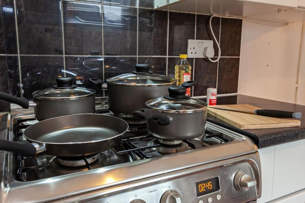 Fabulous - 4 Bedroom House, Sleeps 9, Ideal For Business And Contractors, Free Parking Stoke-on-Trent