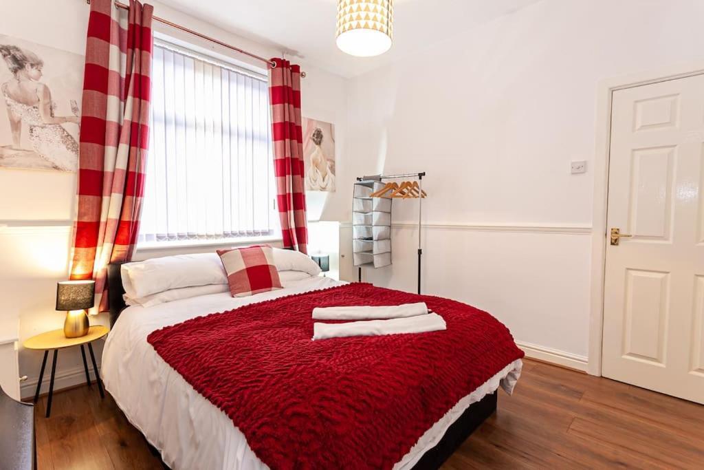 Fabulous - 4 Bedroom House, Sleeps 9, Ideal For Business And Contractors, Free Parking