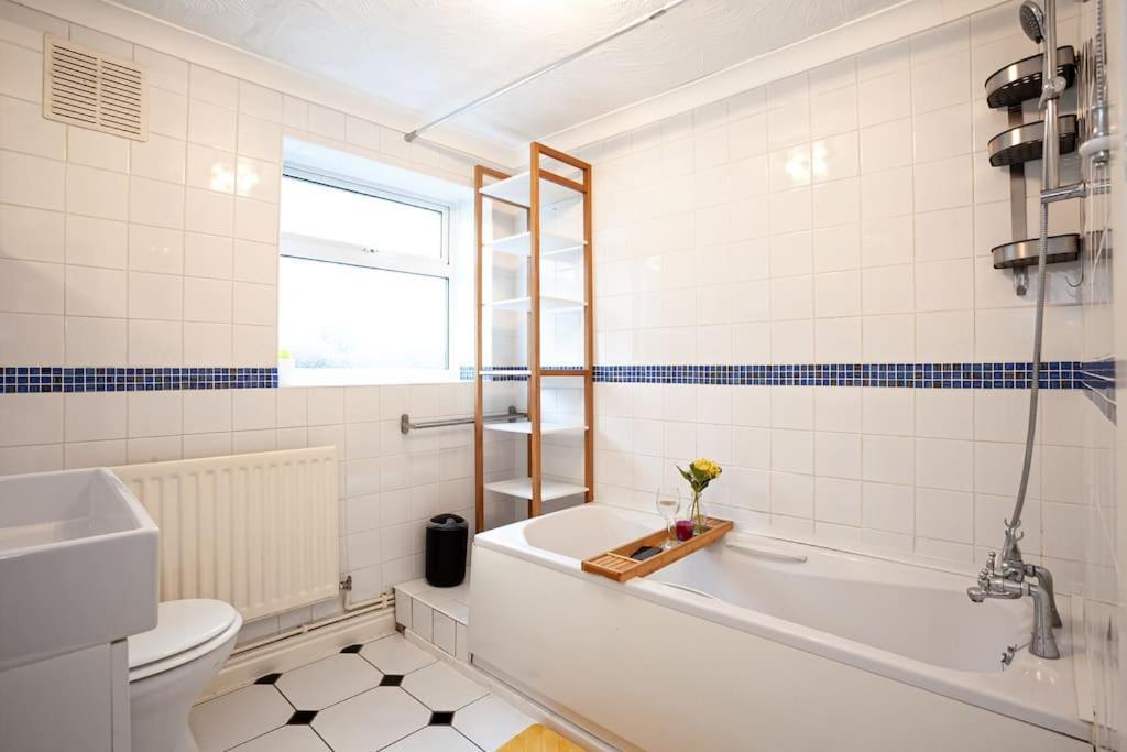 Fabulous - 4 Bedroom House, Sleeps 9, Ideal For Business And Contractors, Free Parking Vakantiehuis