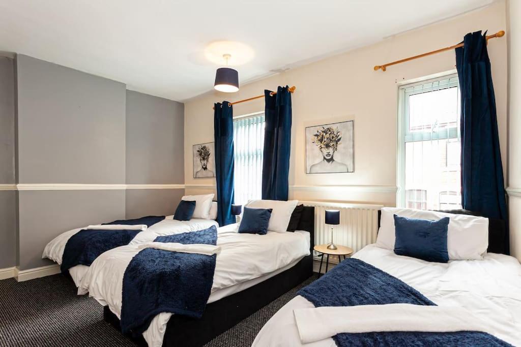Fabulous - 4 Bedroom House, Sleeps 9, Ideal For Business And Contractors, Free Parking Stoke-on-Trent