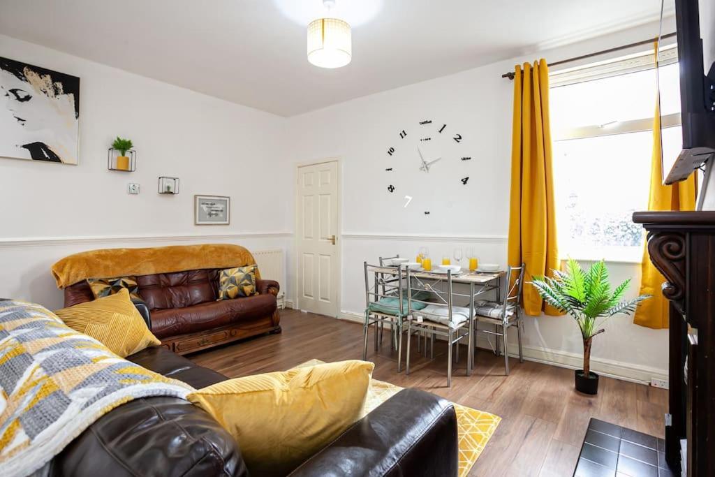Vakantiehuis Fabulous - 4 Bedroom House, Sleeps 9, Ideal For Business And Contractors, Free Parking Stoke-on-Trent