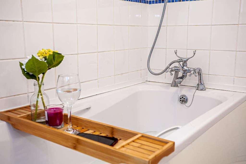 Fabulous - 4 Bedroom House, Sleeps 9, Ideal For Business And Contractors, Free Parking Vakantiehuis